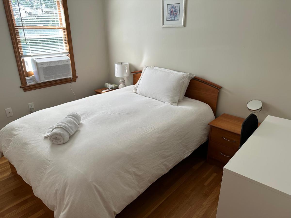 Room In Single Family House - Suburban Neighborhood In Boston Quarto foto